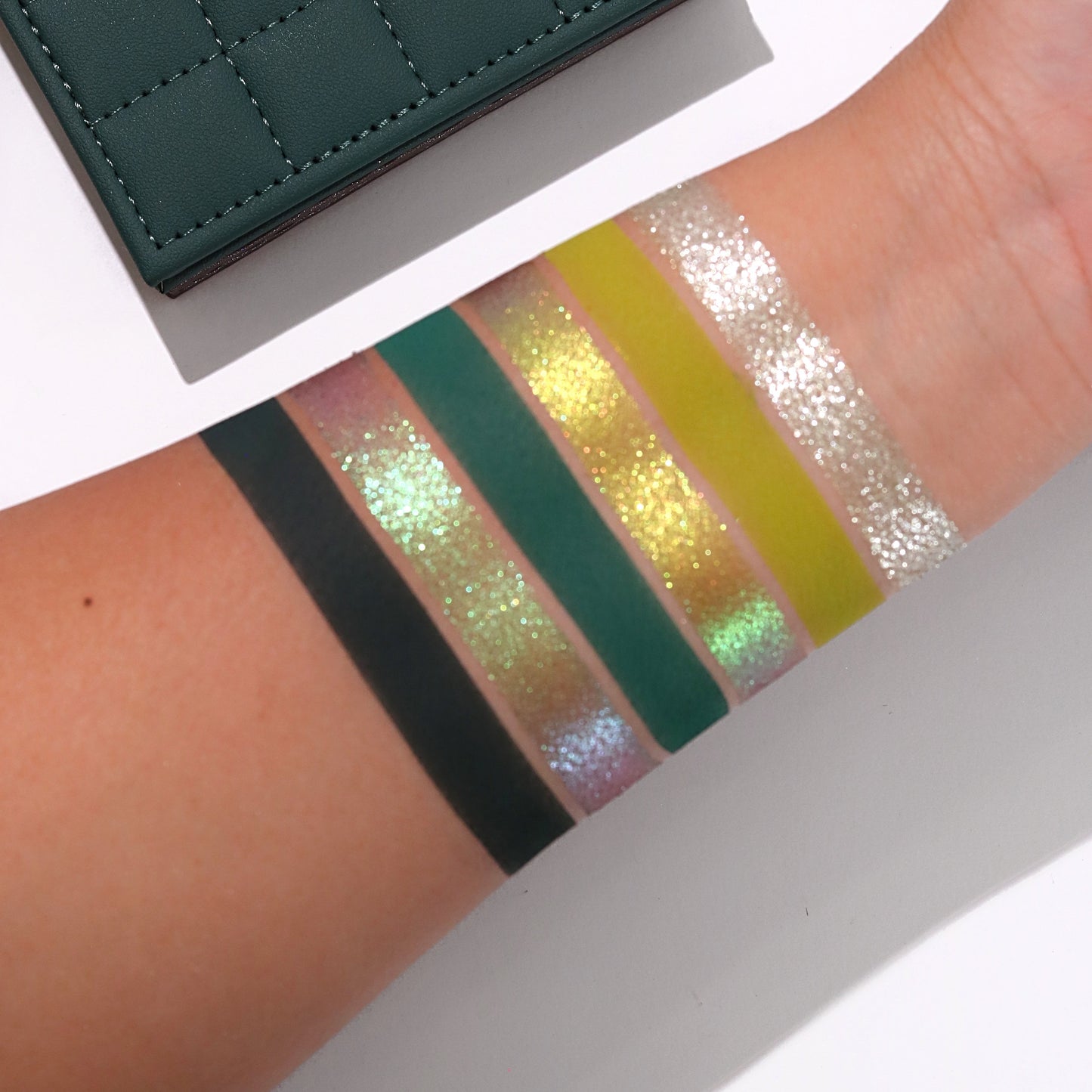 Exquisite Eyes mini eyeshadow palette