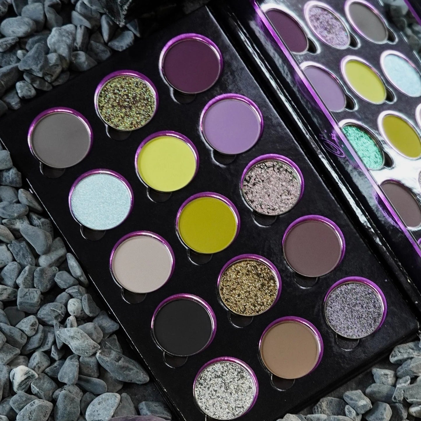 Magnetic Mineralia eyeshadow palette x @s.andromedae