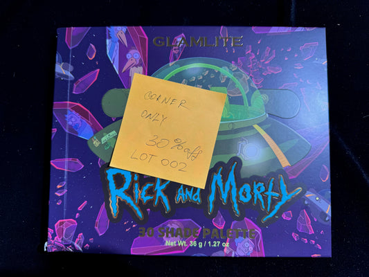 LOT #002 - Rick and Morty eyeshadow palette (GLAMLITE). Damaged corner.