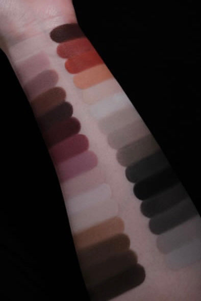 Ellis V2: 30 shade matte eyeshadow palette
