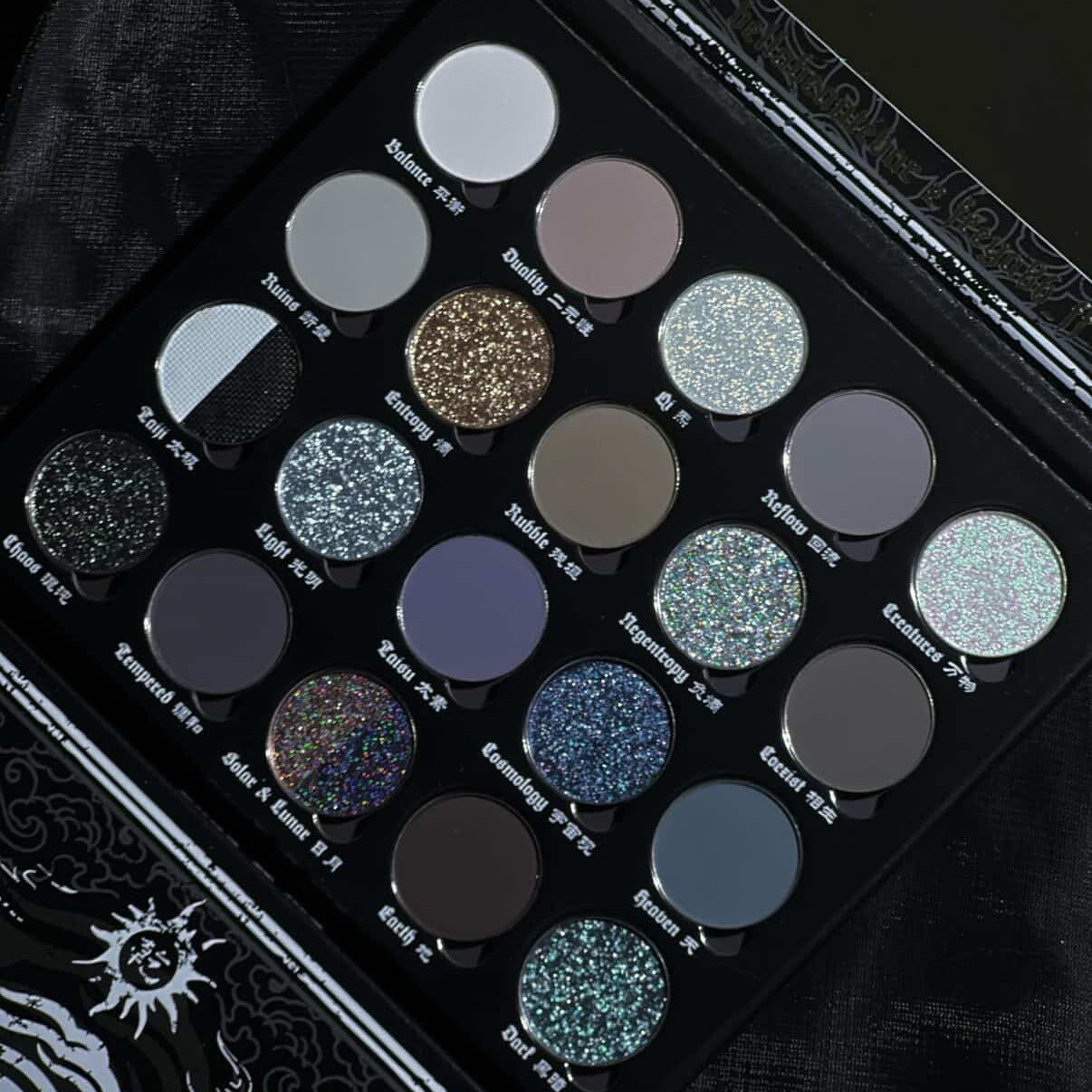 BellaBeauteBar Yin & Yang x Freya86_ff eyeshadow palette pan shot — 20 shades in cool greys, matte blacks, and silver-blue glitters with Chinese and English shade names
