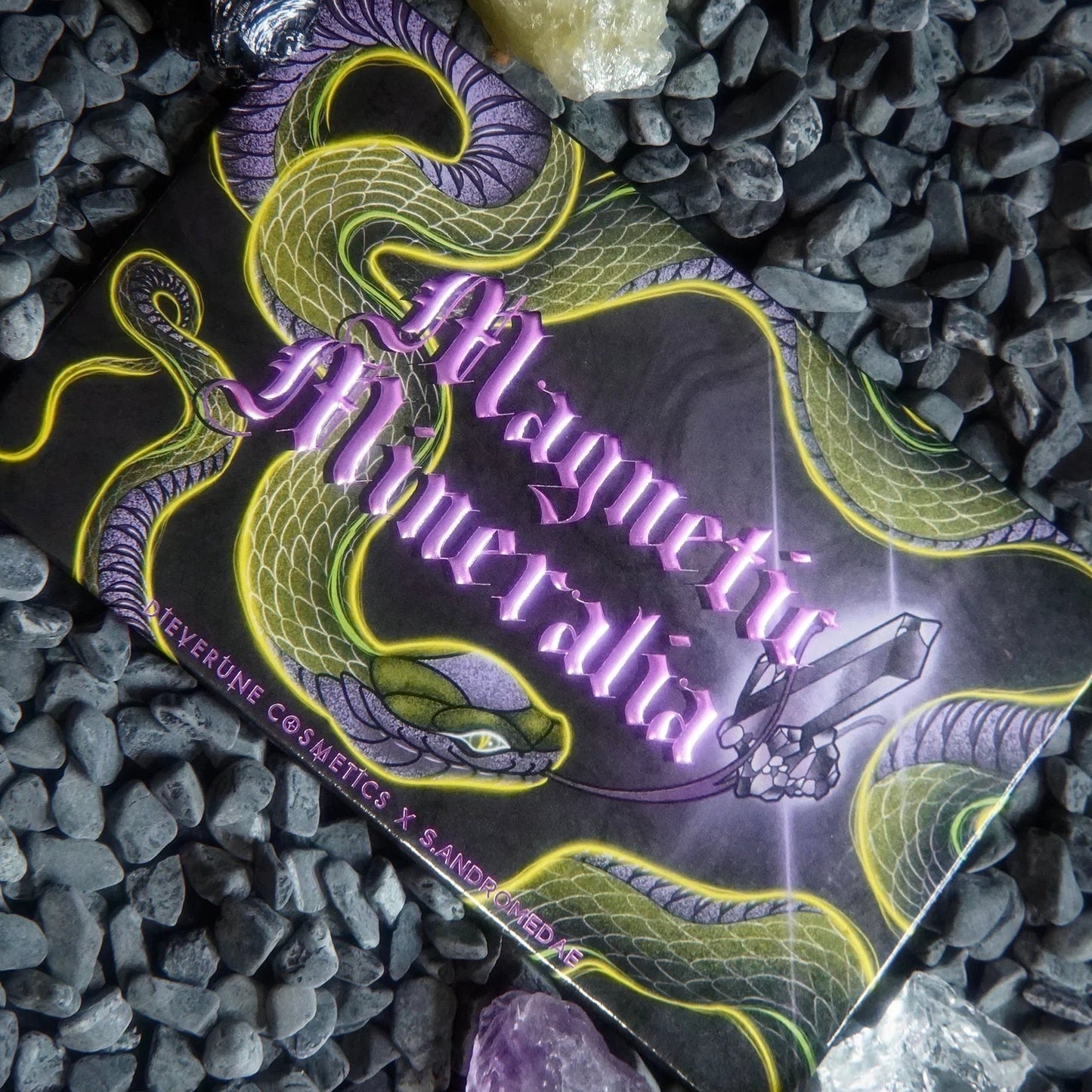 Magnetic Mineralia eyeshadow palette x @s.andromedae