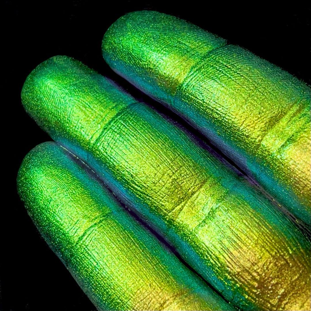Jungle Mirage swatch: gold shifts through green to blue