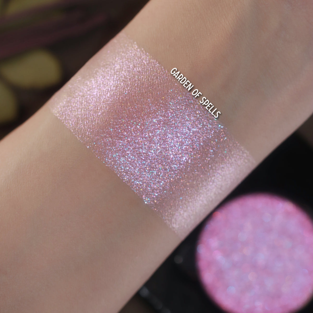 Labelled swatch on light skin beside the pan.