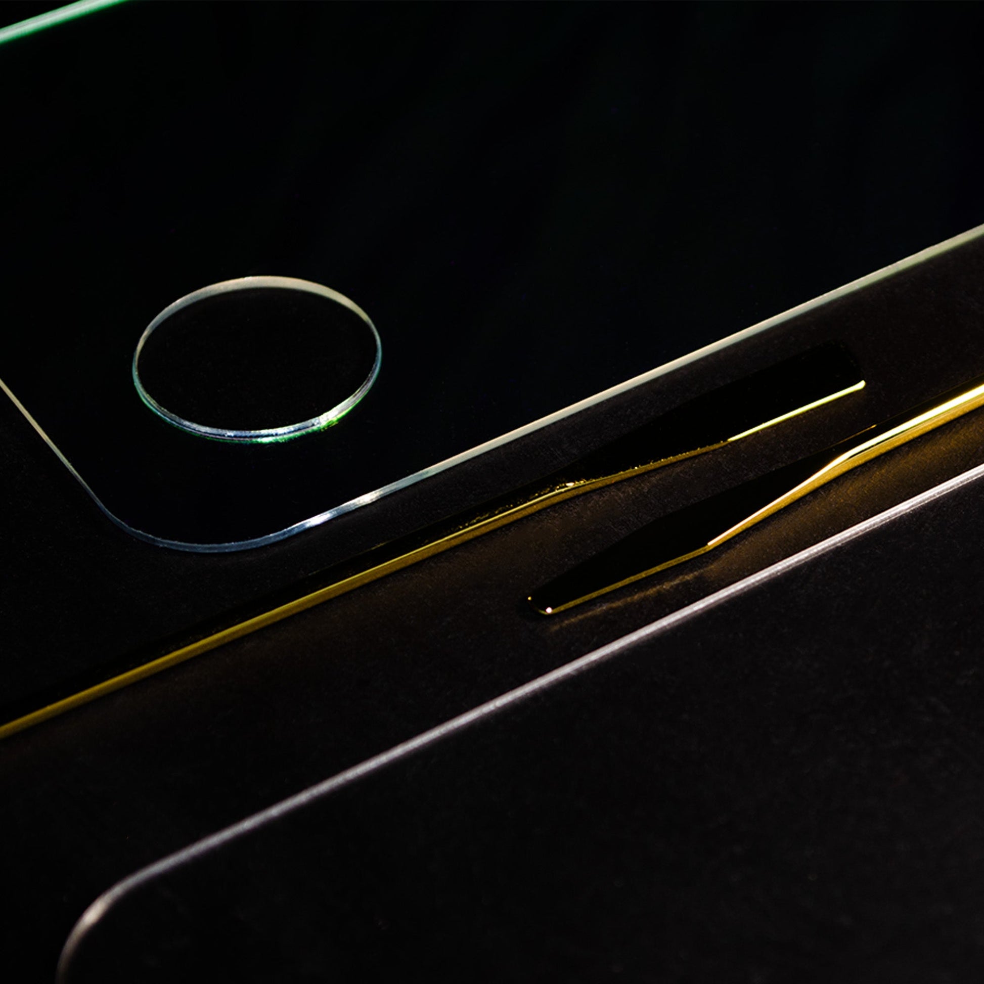 Close-up of the clear and holographic palettes stacked at an angle, showing the round thumb cutout and a gold spatula resting against the edges.