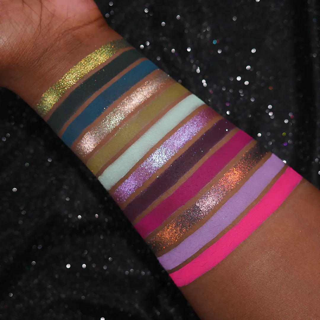 Aurora Chasing x Ellie Starr eyeshadow palette