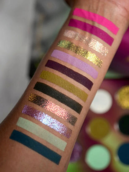 Aurora Chasing x Ellie Starr eyeshadow palette
