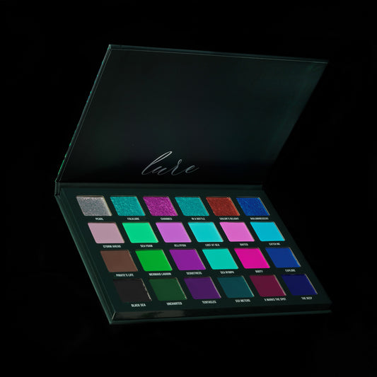 Lure palette opened by Blend Bunny Cosmetics